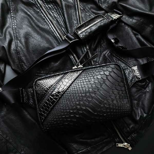 かっこよく決まる！池田工芸のクロコダイルパイソンボディバッグ『ボイジャー』